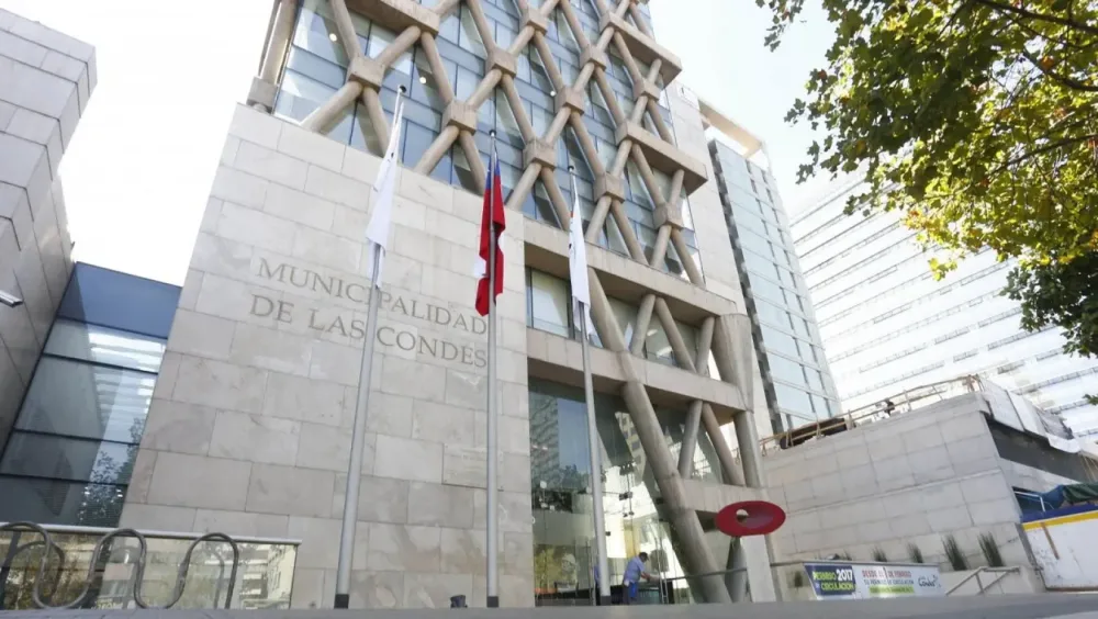 Edificio consistorial de Las Condes en un día soleado
